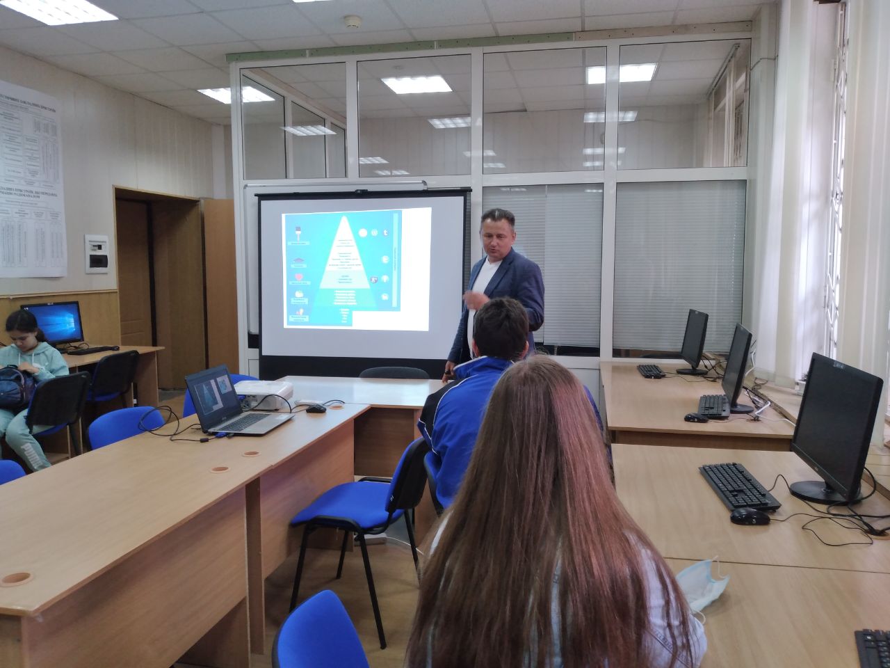 07.06.2021 р. кафедра кібербезпеки та інформаційних технологій розпочала заняття в літній школі для учнів шкіл м. Харкова “Безпека в соціальних мережах” та “Робототехніка”